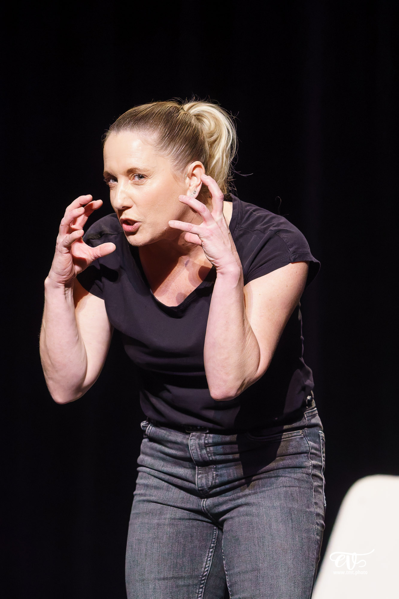 LES CHATOUILLES OU LA DANSE DE LA COLÈRE (ANDRÉA BESCOND)